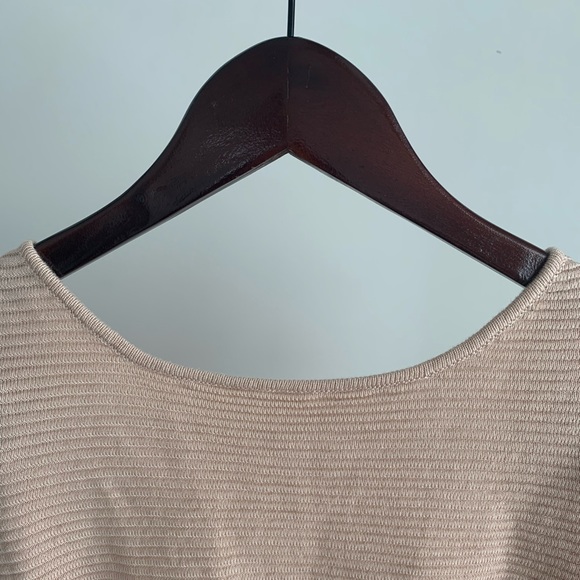 DYNAMITE Backless Top - Picture 3 of 8